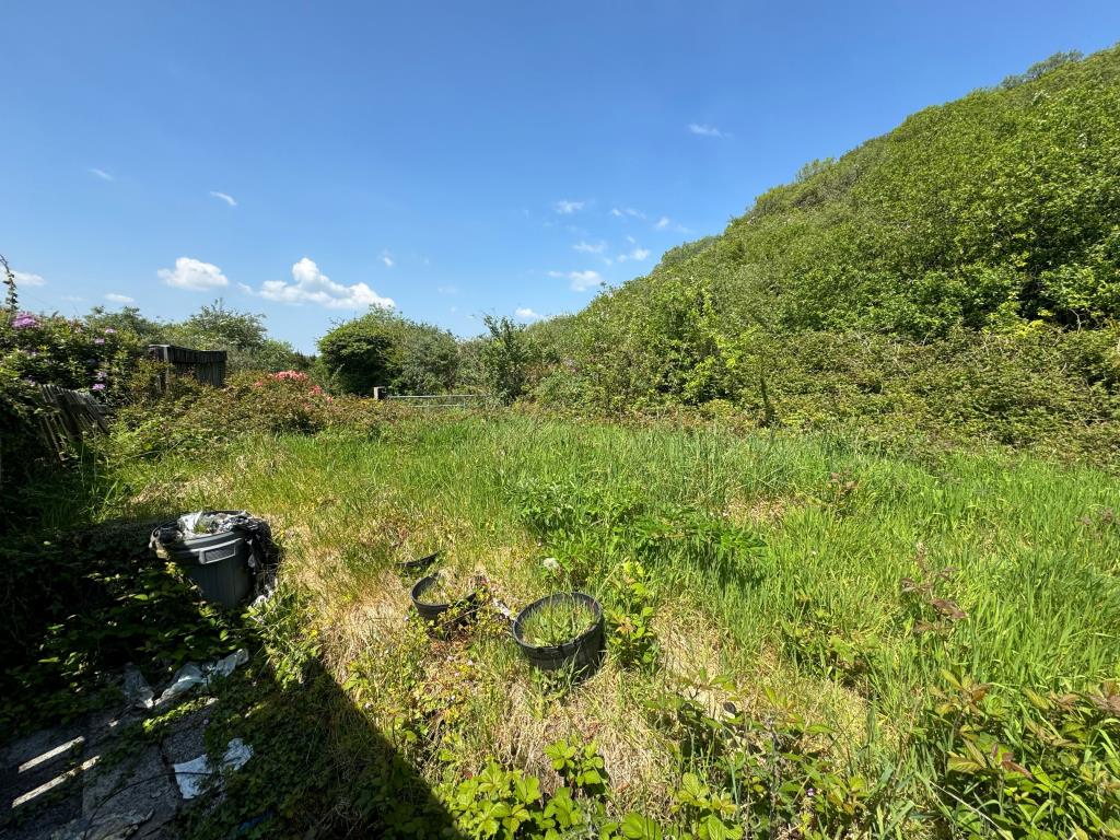 Lot: 126 - ONE-BEDROOM COTTAGE ON A GENEROUS PLOT - Land to the side of the property looking left
